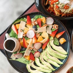 สลัดรอกเก็ตเบอร์รี่รวมถั่ววอลนัทและบรีย์ชีส