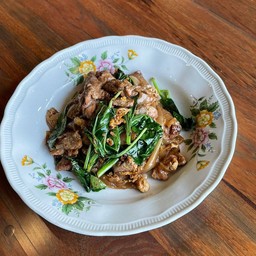 เส้นใหญ่ผัดซีอิ้วใส่หมู