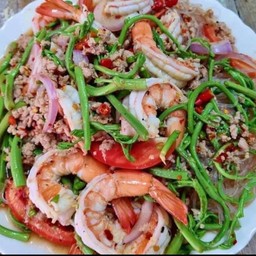 ยำวุ้นเส้นกุ้งสุกกระเฉดหมูสับ
