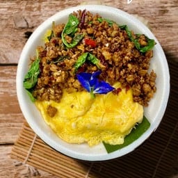 กะเพราหมูสับราดข้าว