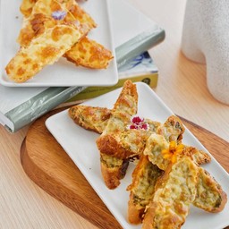 ขนมปังโฮมเมดหน้าเนยกระเทียมอบชีส