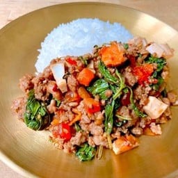 กะเพราหมูสับไข่เค็ม (กับข้าว)