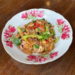 เส้นใหญ่ผัดขี้เมาใส่หมู