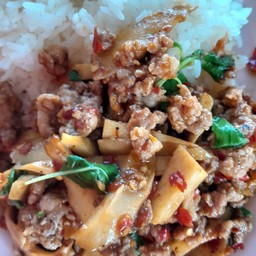 ข้าวกระเพาหมูสับหน่อไม้