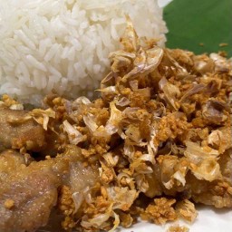 915 ข้าวหมูทอดกระเทียม