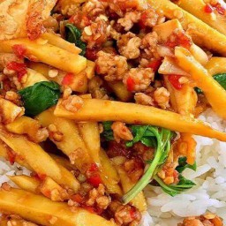 ผัดพริกแกงหน่อไม้หมูสับ