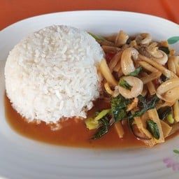 กระเพราปลาหมึก