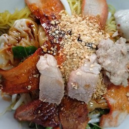 บะหมี่เกี๊ยวแห้งหมูแดงฉ่ำๆ