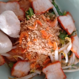 เส้นเล็กแห้งหมูแดงลูกชิ้นต้มยำ