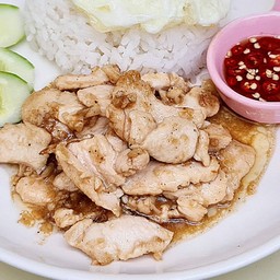 ข้าวไก่กระเทียมพริกไทย