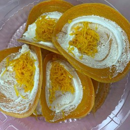 ลูกชิ้นยำและขนมเบื้องหน้าร้านสัก