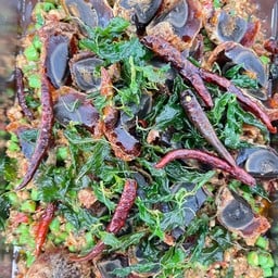 กะเพราไข่เยี่ยวม้า (กับข้าว)