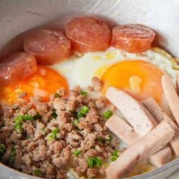ไข่กะทะ (หมูสับ,กุนเชียง,หมูยอ)