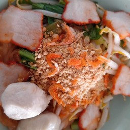 เส้นเล็กแห้งหมูแดงลูกชิ้นต้มยำ