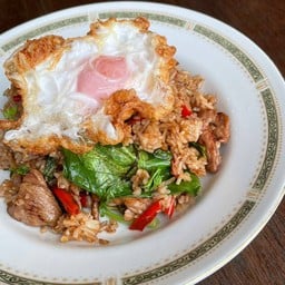 ข้าวกระเพราคลุกหมูชิ้นไข่ดาว