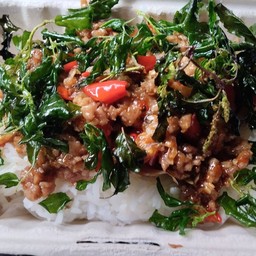 ไข่เยี่ยวม้ากระเพรากรอบ ราดข้าว