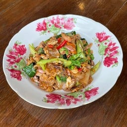 เส้นใหญ่หมูผัดขี้เมา