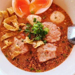 ก๋วยเตี๋ยวต้มยำ น้ำข้น ไข่ทะลัก