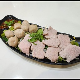 ชุดหมู+ลูกชิ้นลวกจิ้ม(พร้อมน้ำจิ้มแจ่ว)