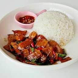 ข้าวกระเพราแฮมไส้กรอกไก่รมควัน