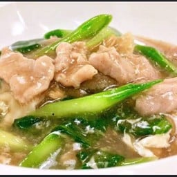 ราดหน้ายอดผัก ลุงหวัง เจ้าเก่าคูเมือง 20ปี หน้าโรงแรมเกทเวย์