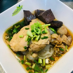 เส้นใหญ่ แห้ง น้ำ ไก่ตุ๋น