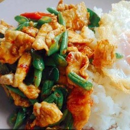 ผัดพริกแกงไก่ ราดข้าว