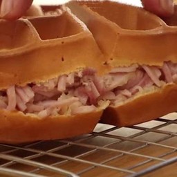 W012.วาฟเฟิลไส้แตก แฮม