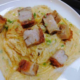 ข้าวไข่ข้น หมูกรอบ