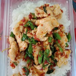 กระเพราไก่ราดข้าว