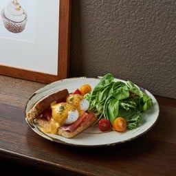 Egg Benedict (Smoked salmon or Ham)