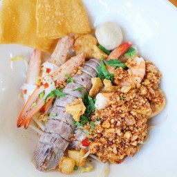 ก๋วยเตี๋ยวต้มยำแห้งทะเล กั้ง ปู กุ้ง
