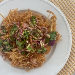 ยำเห็ดเข็มทองกรอบ