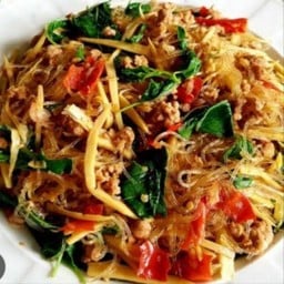 ข้าวราดกะเพรา หมูสับ+หน่อไม้สด+วุ้นเส้น