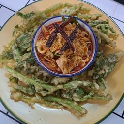 ยำผักบุ้งกรอบ