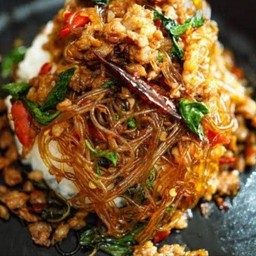 ข้าวราดกะเพรา เนื้อสับ+วุ้นเส้น+ไข่ดาว