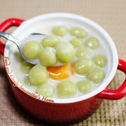 บัวลอยใบเตยไข่หวาน(มีถ้วยกับช้อนให้)