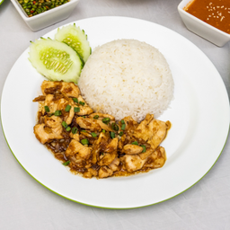 ข้าวหมู/ไก่กระเทียมพริกไทย