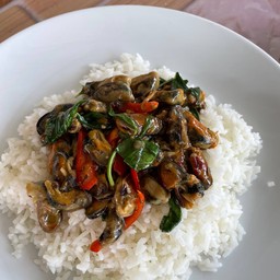 หอยแมลงภู่ผัดโหระพาราดข้าว