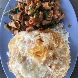 กระเพราเครื่องในเป็ดราดข้าว+ไข่ดาว