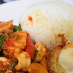 ข้าวพริกแกงปลาหมึก