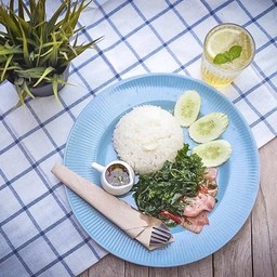 ข้าวเบค่อนผัดกระเพราพริกแห้ง