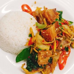 ข้าวราดผัดฉ่าหมูกรอบ