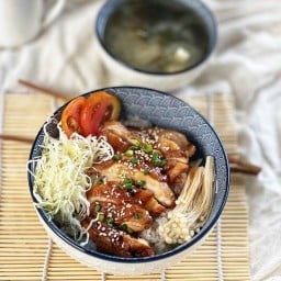 อ้อ ซูชิ & ข้าวหน้าญี่ปุ่น