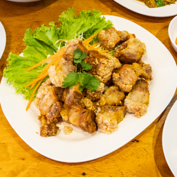 หมูกรอบทอดกระเทียม