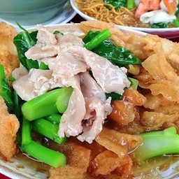 ราดหน้าเส้นใหญ่ทอดกรอบ