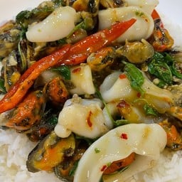 กะเพราหอยแมลงภู่+หมึก