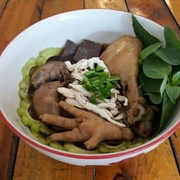 ก๋วยเตี๋ยวไก่พิเศษรวมทุกอย่าง