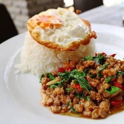 ข้าวไข่ข้น กระเพรา ปุยปุย