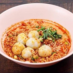 ก๋วยเตี๋ยวต้มยำลูกชิ้นหมู